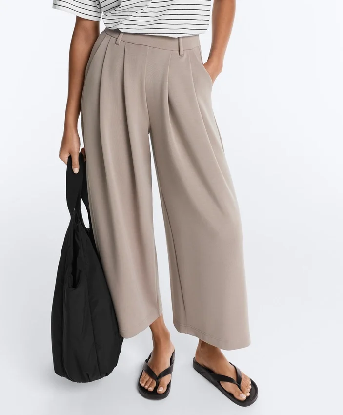 Soft Touch-Hose mit weitem Schnitt und kurzen Ärmeln aus Modal mit Falten Soft Touch-Hose mit weitem Schnitt und kurzen Ärmeln aus Modal mit Falten