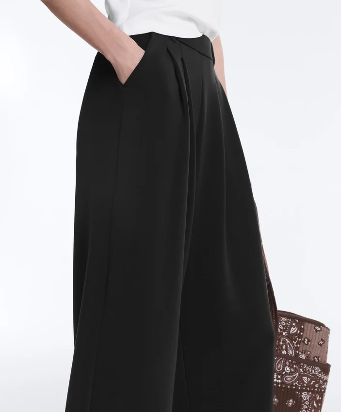 Soft Touch-Hose mit weitem Schnitt und kurzen Ärmeln aus Modal mit Falten Soft Touch-Hose mit weitem Schnitt und kurzen Ärmeln aus Modal mit Falten