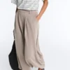 Soft Touch-Hose mit weitem Schnitt und kurzen Ärmeln aus Modal mit Falten Soft Touch-Hose mit weitem Schnitt und kurzen Ärmeln aus Modal mit Falten