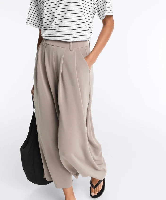 Soft Touch-Hose mit weitem Schnitt und kurzen Ärmeln aus Modal mit Falten Soft Touch-Hose mit weitem Schnitt und kurzen Ärmeln aus Modal mit Falten