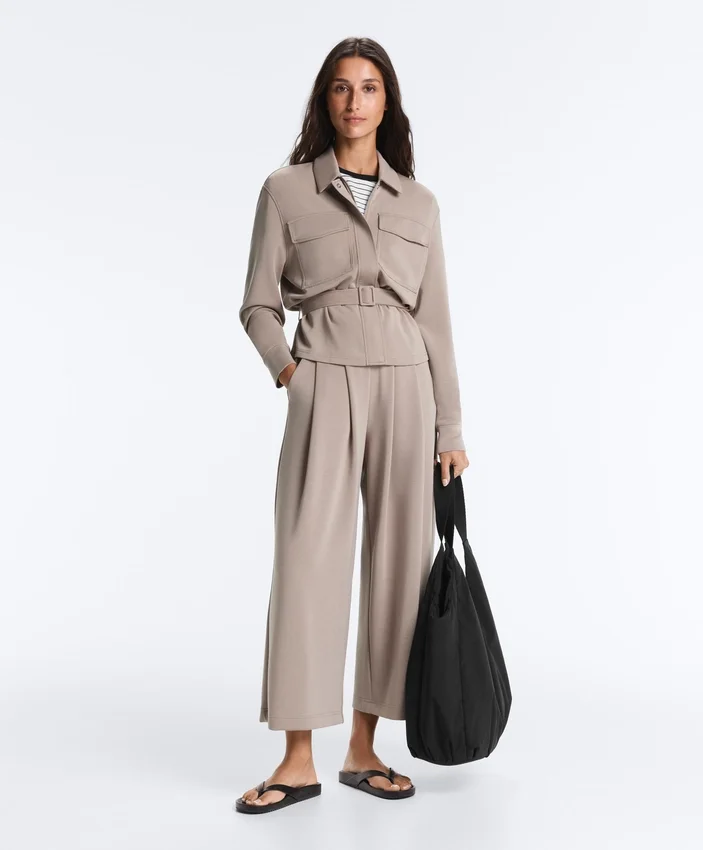 Soft Touch-Hose mit weitem Schnitt und kurzen Ärmeln aus Modal mit Falten Soft Touch-Hose mit weitem Schnitt und kurzen Ärmeln aus Modal mit Falten
