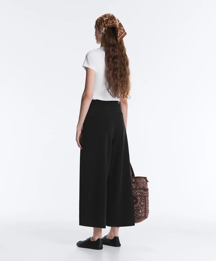 Soft Touch-Hose mit weitem Schnitt und kurzen Ärmeln aus Modal mit Falten Soft Touch-Hose mit weitem Schnitt und kurzen Ärmeln aus Modal mit Falten