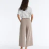 Soft Touch-Hose mit weitem Schnitt und kurzen Ärmeln aus Modal mit Falten Soft Touch-Hose mit weitem Schnitt und kurzen Ärmeln aus Modal mit Falten