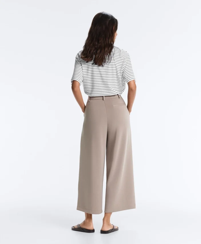 Soft Touch-Hose mit weitem Schnitt und kurzen Ärmeln aus Modal mit Falten Soft Touch-Hose mit weitem Schnitt und kurzen Ärmeln aus Modal mit Falten