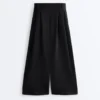 Soft Touch-Hose mit weitem Schnitt und kurzen Ärmeln aus Modal mit Falten Soft Touch-Hose mit weitem Schnitt und kurzen Ärmeln aus Modal mit Falten