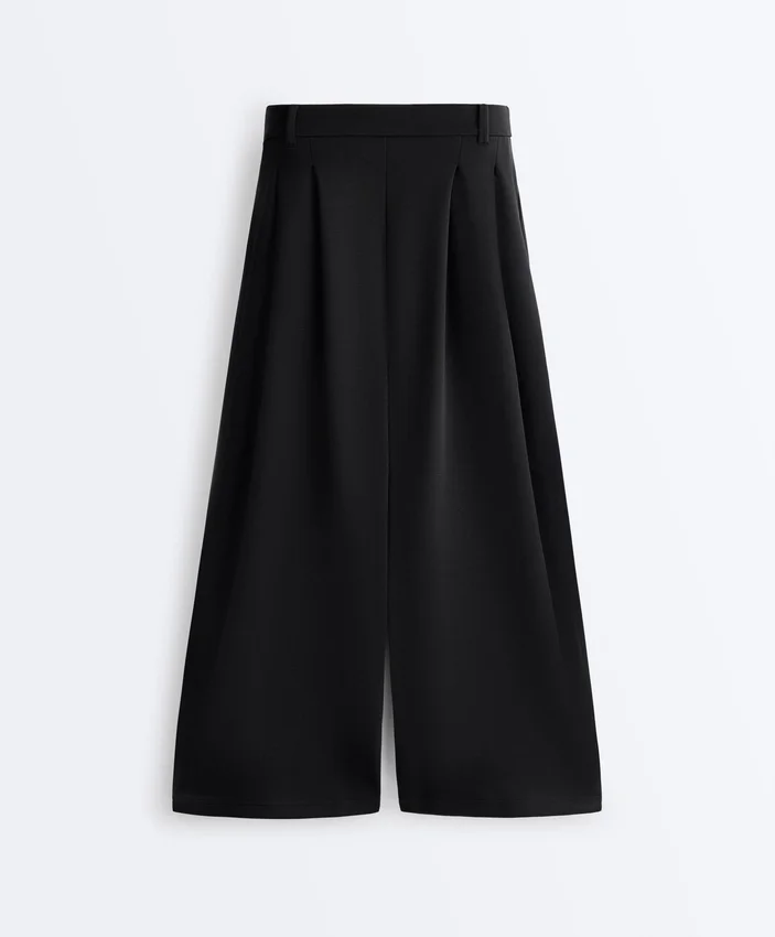 Soft Touch-Hose mit weitem Schnitt und kurzen Ärmeln aus Modal mit Falten Soft Touch-Hose mit weitem Schnitt und kurzen Ärmeln aus Modal mit Falten