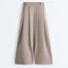 Soft Touch-Hose mit weitem Schnitt und kurzen Ärmeln aus Modal mit Falten Soft Touch-Hose mit weitem Schnitt und kurzen Ärmeln aus Modal mit Falten