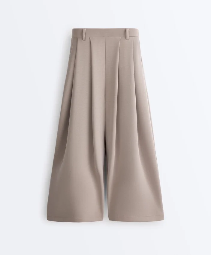 Soft Touch-Hose mit weitem Schnitt und kurzen Ärmeln aus Modal mit Falten Soft Touch-Hose mit weitem Schnitt und kurzen Ärmeln aus Modal mit Falten