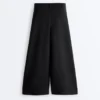Soft Touch-Hose mit weitem Schnitt und kurzen Ärmeln aus Modal mit Falten Soft Touch-Hose mit weitem Schnitt und kurzen Ärmeln aus Modal mit Falten