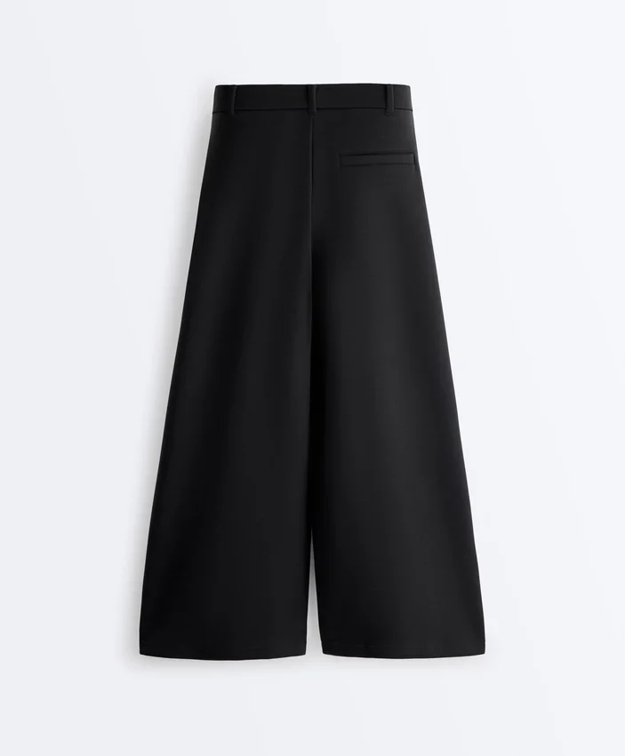 Soft Touch-Hose mit weitem Schnitt und kurzen Ärmeln aus Modal mit Falten Soft Touch-Hose mit weitem Schnitt und kurzen Ärmeln aus Modal mit Falten