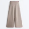 Soft Touch-Hose mit weitem Schnitt und kurzen Ärmeln aus Modal mit Falten Soft Touch-Hose mit weitem Schnitt und kurzen Ärmeln aus Modal mit Falten