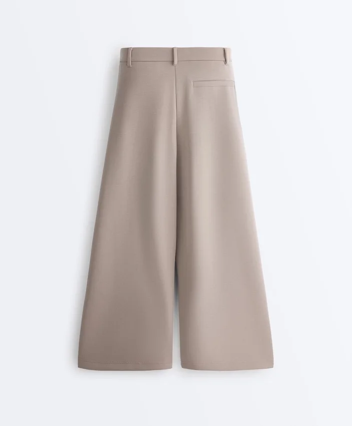 Soft Touch-Hose mit weitem Schnitt und kurzen Ärmeln aus Modal mit Falten Soft Touch-Hose mit weitem Schnitt und kurzen Ärmeln aus Modal mit Falten