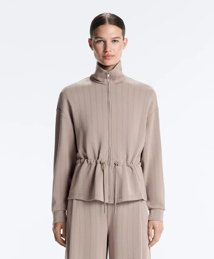 Soft Touch-Modal-Jacke mit verstellbarer Taille und hohem Kragen Soft Touch-Modal-Jacke mit verstellbarer Taille und hohem Kragen