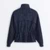 Soft Touch-Modal-Jacke mit verstellbarer Taille und hohem Kragen Soft Touch-Modal-Jacke mit verstellbarer Taille und hohem Kragen