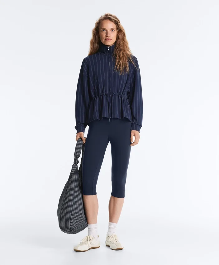 Soft Touch-Modal-Jacke mit verstellbarer Taille und hohem Kragen Soft Touch-Modal-Jacke mit verstellbarer Taille und hohem Kragen