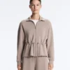 Soft Touch-Modal-Jacke mit verstellbarer Taille und hohem Kragen Soft Touch-Modal-Jacke mit verstellbarer Taille und hohem Kragen