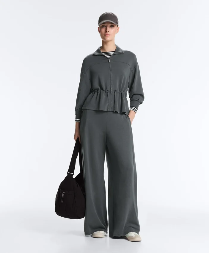 Soft Touch-Modal-Jacke mit verstellbarer Taille und hohem Kragen Soft Touch-Modal-Jacke mit verstellbarer Taille und hohem Kragen