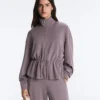 Soft Touch-Modal-Jacke mit verstellbarer Taille und hohem Kragen Soft Touch-Modal-Jacke mit verstellbarer Taille und hohem Kragen