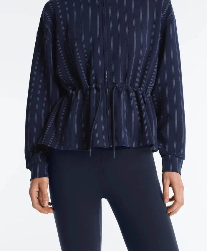 Soft Touch-Modal-Jacke mit verstellbarer Taille und hohem Kragen Soft Touch-Modal-Jacke mit verstellbarer Taille und hohem Kragen