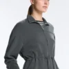 Soft Touch-Modal-Jacke mit verstellbarer Taille und hohem Kragen Soft Touch-Modal-Jacke mit verstellbarer Taille und hohem Kragen