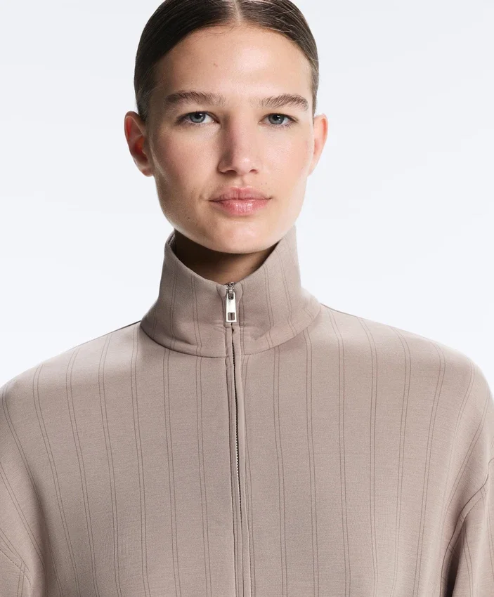 Soft Touch-Modal-Jacke mit verstellbarer Taille und hohem Kragen Soft Touch-Modal-Jacke mit verstellbarer Taille und hohem Kragen