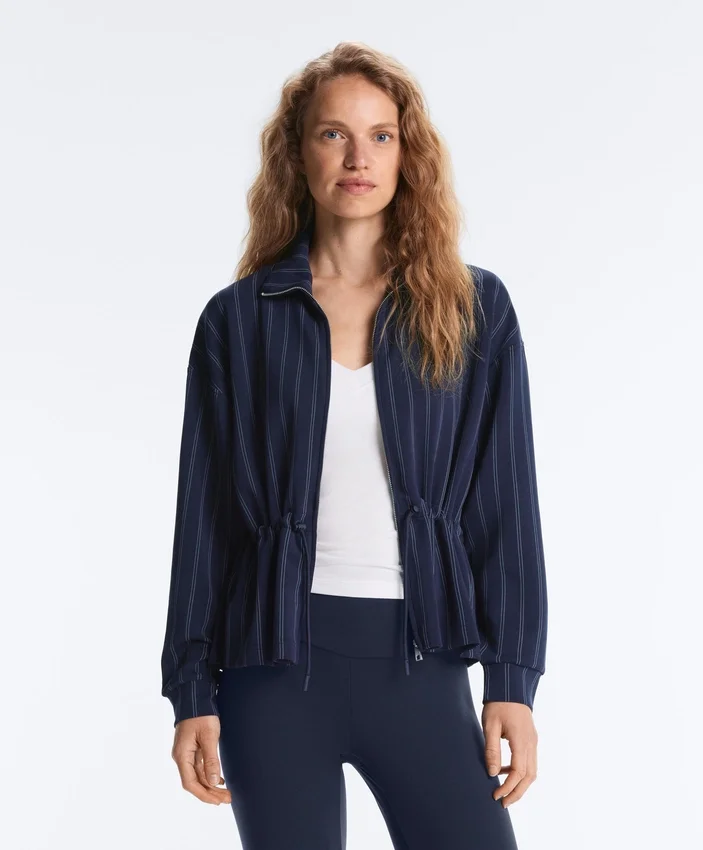 Soft Touch-Modal-Jacke mit verstellbarer Taille und hohem Kragen Soft Touch-Modal-Jacke mit verstellbarer Taille und hohem Kragen