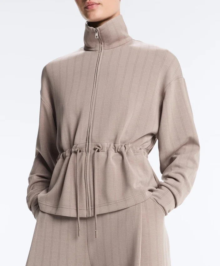 Soft Touch-Modal-Jacke mit verstellbarer Taille und hohem Kragen Soft Touch-Modal-Jacke mit verstellbarer Taille und hohem Kragen
