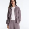 Soft Touch-Modal-Jacke mit verstellbarer Taille und hohem Kragen Soft Touch-Modal-Jacke mit verstellbarer Taille und hohem Kragen