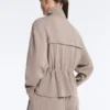 Soft Touch-Modal-Jacke mit verstellbarer Taille und hohem Kragen Soft Touch-Modal-Jacke mit verstellbarer Taille und hohem Kragen