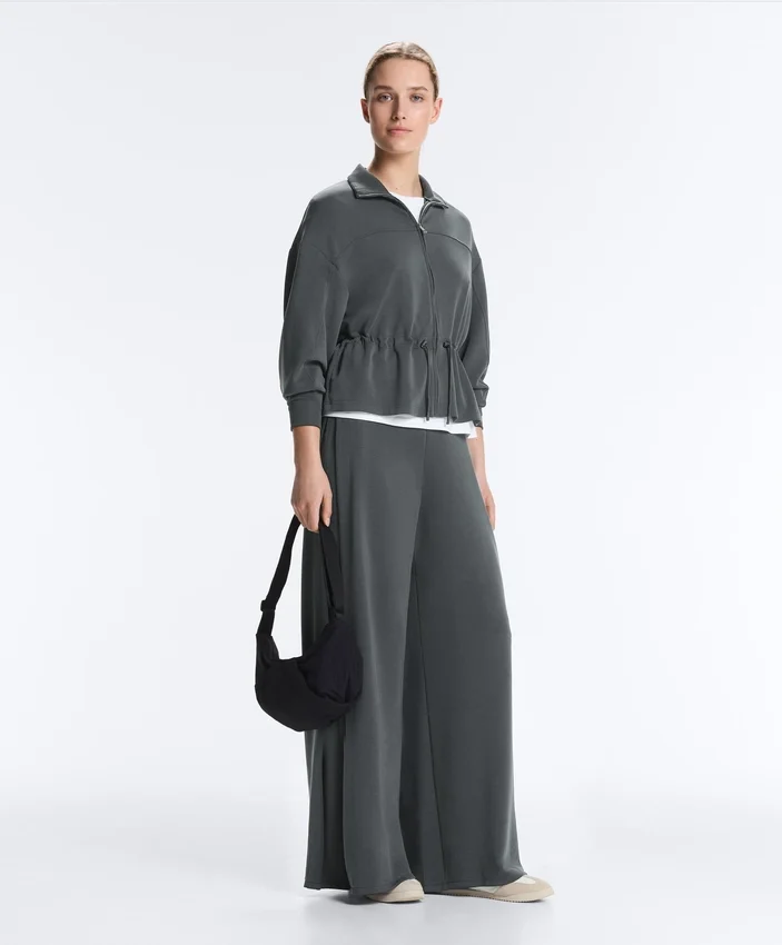 Soft Touch-Modal-Jacke mit verstellbarer Taille und hohem Kragen Soft Touch-Modal-Jacke mit verstellbarer Taille und hohem Kragen