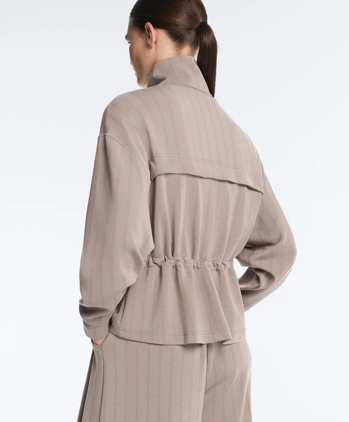 Soft Touch-Modal-Jacke mit verstellbarer Taille und hohem Kragen Soft Touch-Modal-Jacke mit verstellbarer Taille und hohem Kragen