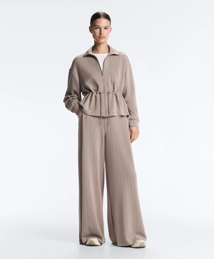 Soft Touch-Modal-Jacke mit verstellbarer Taille und hohem Kragen Soft Touch-Modal-Jacke mit verstellbarer Taille und hohem Kragen