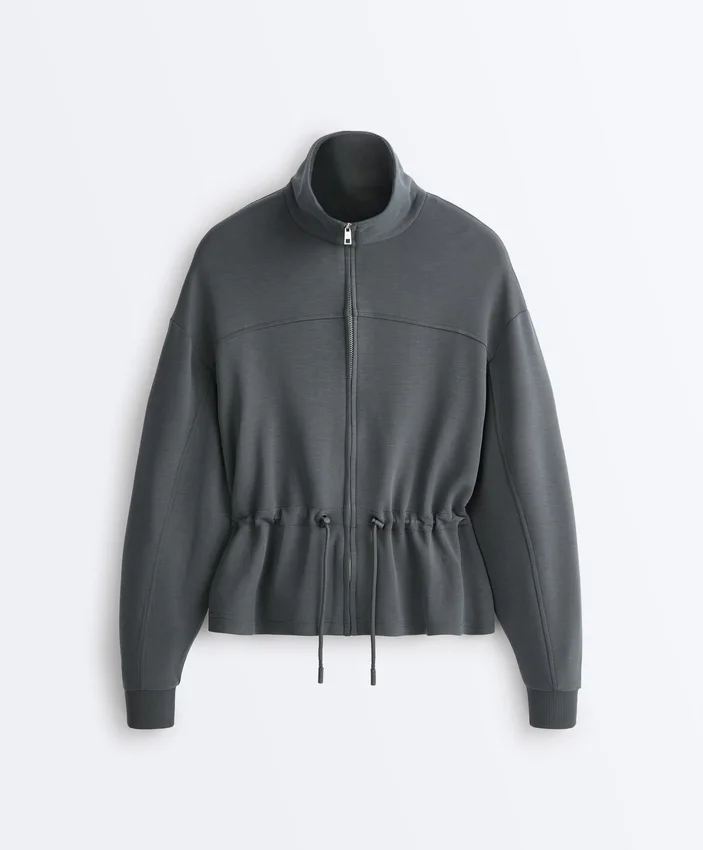 Soft Touch-Modal-Jacke mit verstellbarer Taille und hohem Kragen Soft Touch-Modal-Jacke mit verstellbarer Taille und hohem Kragen
