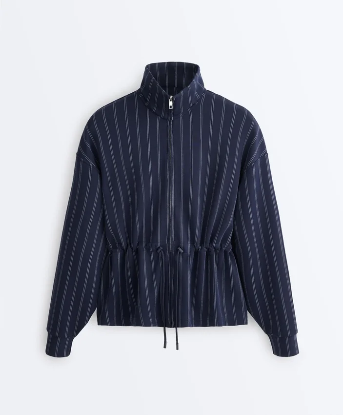 Soft Touch-Modal-Jacke mit verstellbarer Taille und hohem Kragen Soft Touch-Modal-Jacke mit verstellbarer Taille und hohem Kragen