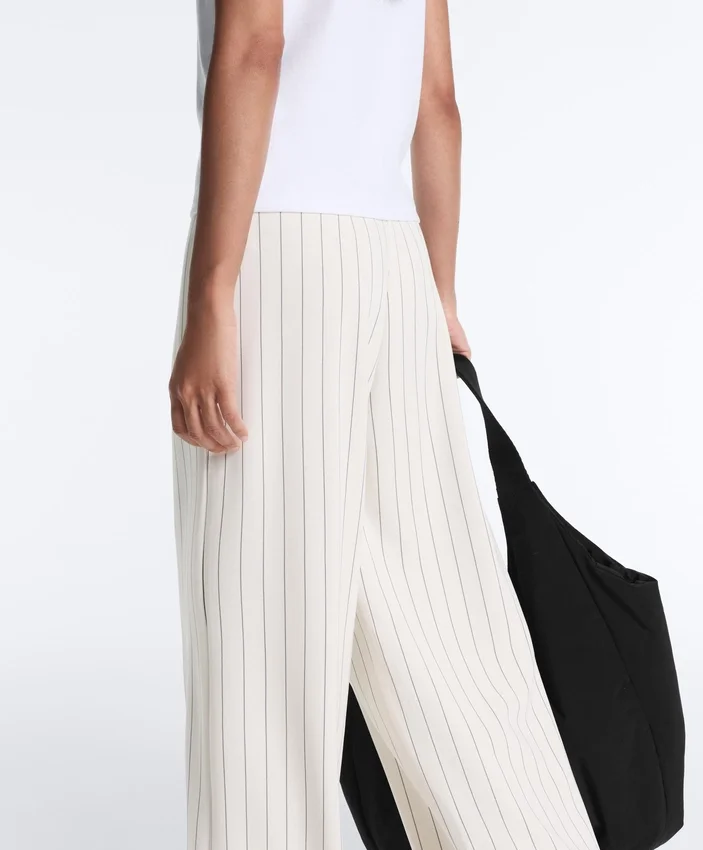 Soft Touch-Nadelstreifen-Hose mit weitem Bein und hoher Leibhöhe Soft Touch-Nadelstreifen-Hose mit weitem Bein und hoher Leibhöhe
