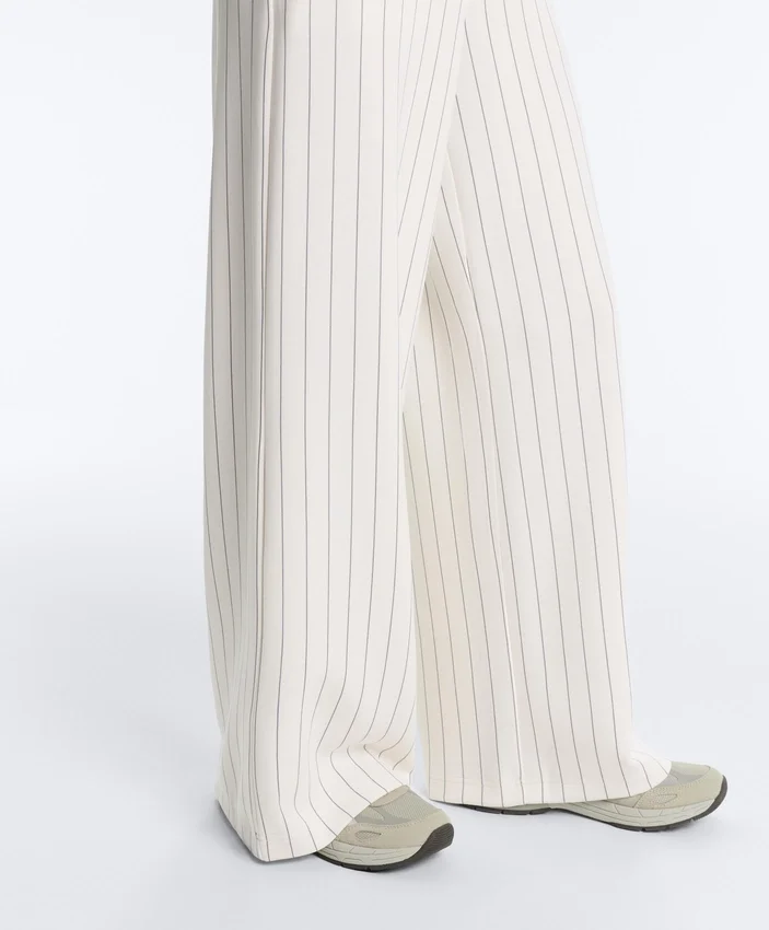 Soft Touch-Nadelstreifen-Hose mit weitem Bein und hoher Leibhöhe Soft Touch-Nadelstreifen-Hose mit weitem Bein und hoher Leibhöhe