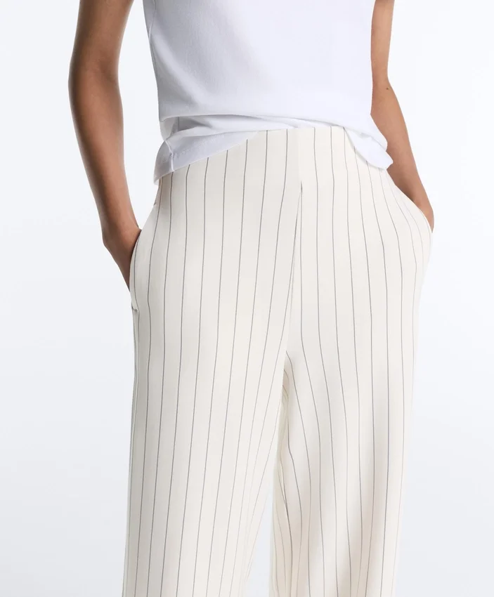 Soft Touch-Nadelstreifen-Hose mit weitem Bein und hoher Leibhöhe Soft Touch-Nadelstreifen-Hose mit weitem Bein und hoher Leibhöhe