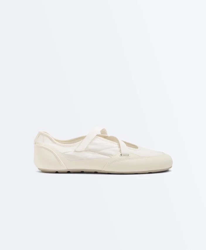 Sportliche flache Schuhe aus Nylon Sportliche flache Schuhe aus Nylon