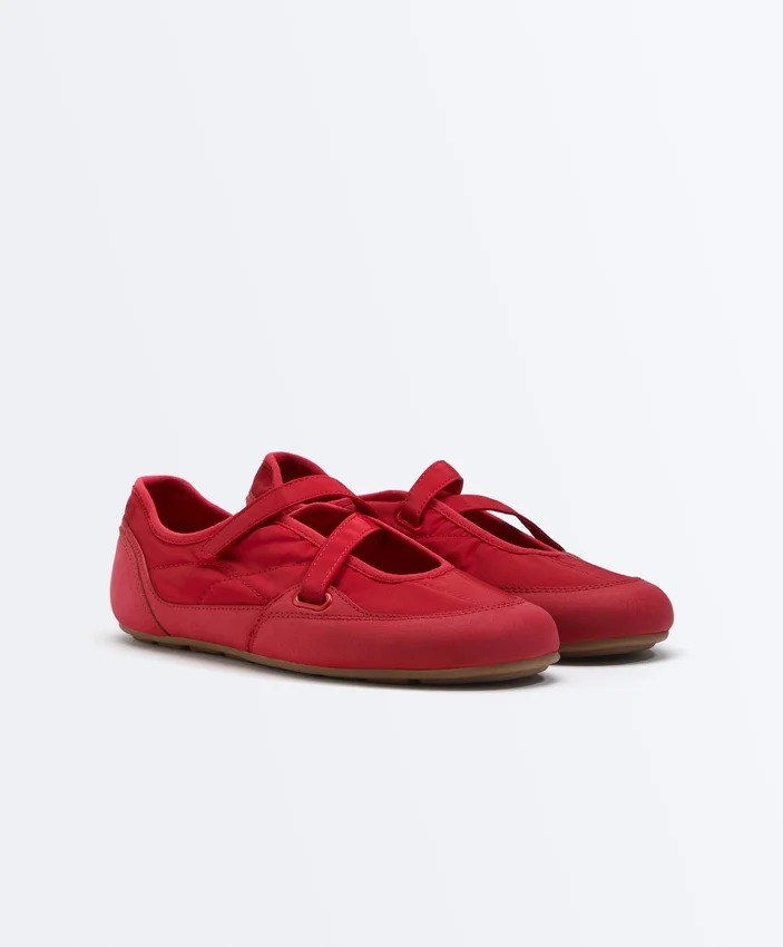 Sportliche flache Schuhe aus Nylon Sportliche flache Schuhe aus Nylon