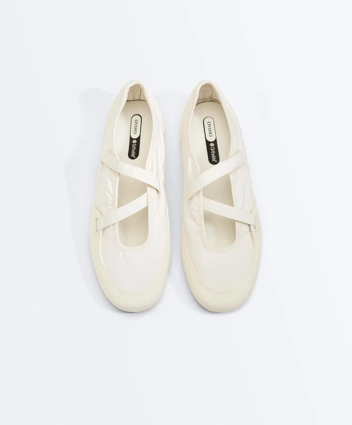 Sportliche flache Schuhe aus Nylon Sportliche flache Schuhe aus Nylon