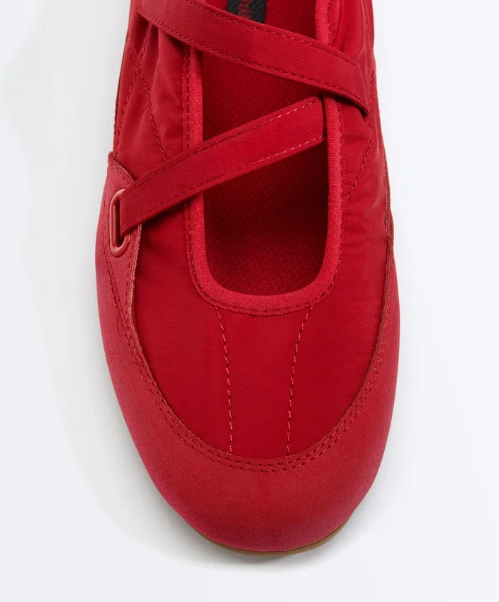 Sportliche flache Schuhe aus Nylon Sportliche flache Schuhe aus Nylon