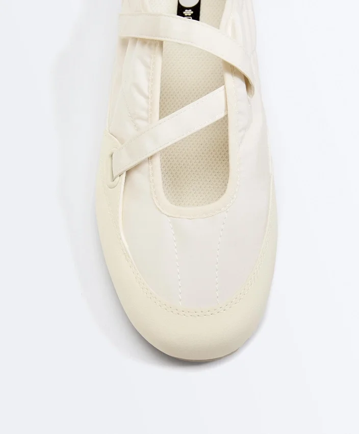 Sportliche flache Schuhe aus Nylon Sportliche flache Schuhe aus Nylon