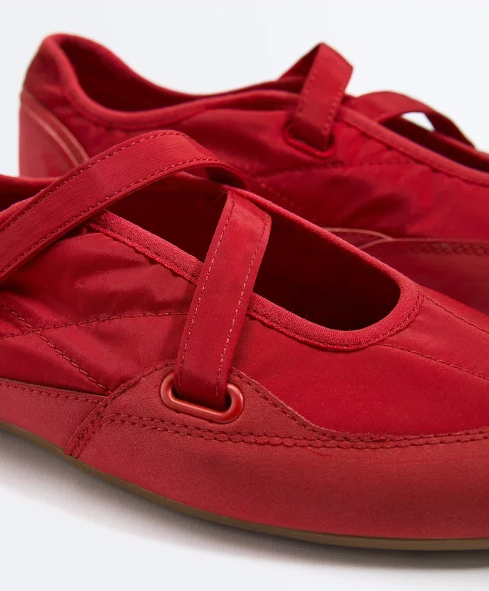 Sportliche flache Schuhe aus Nylon Sportliche flache Schuhe aus Nylon