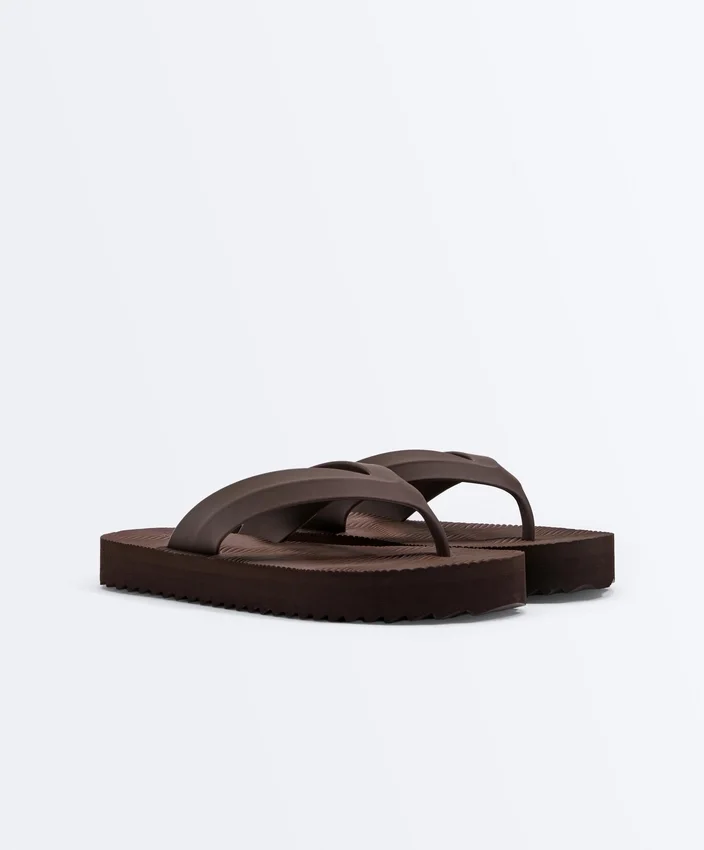 Strand-Sandalen mit strukturiertem Plateau Strand-Sandalen mit strukturiertem Plateau