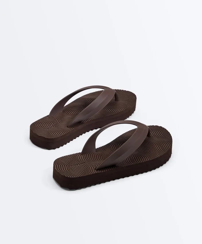 Strand-Sandalen mit strukturiertem Plateau Strand-Sandalen mit strukturiertem Plateau