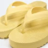 Strand-Sandalen mit strukturiertem Plateau