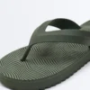Strand-Sandalen mit strukturiertem Plateau
