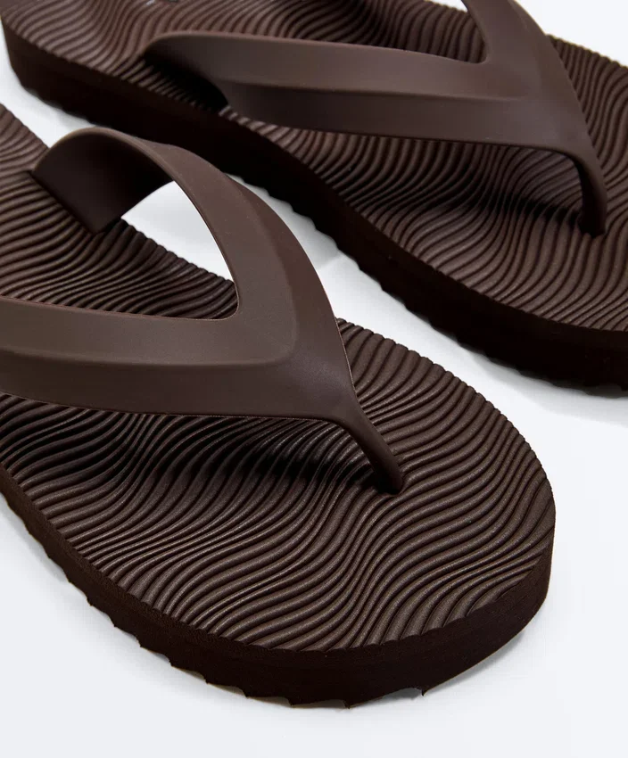 Strand-Sandalen mit strukturiertem Plateau Strand-Sandalen mit strukturiertem Plateau
