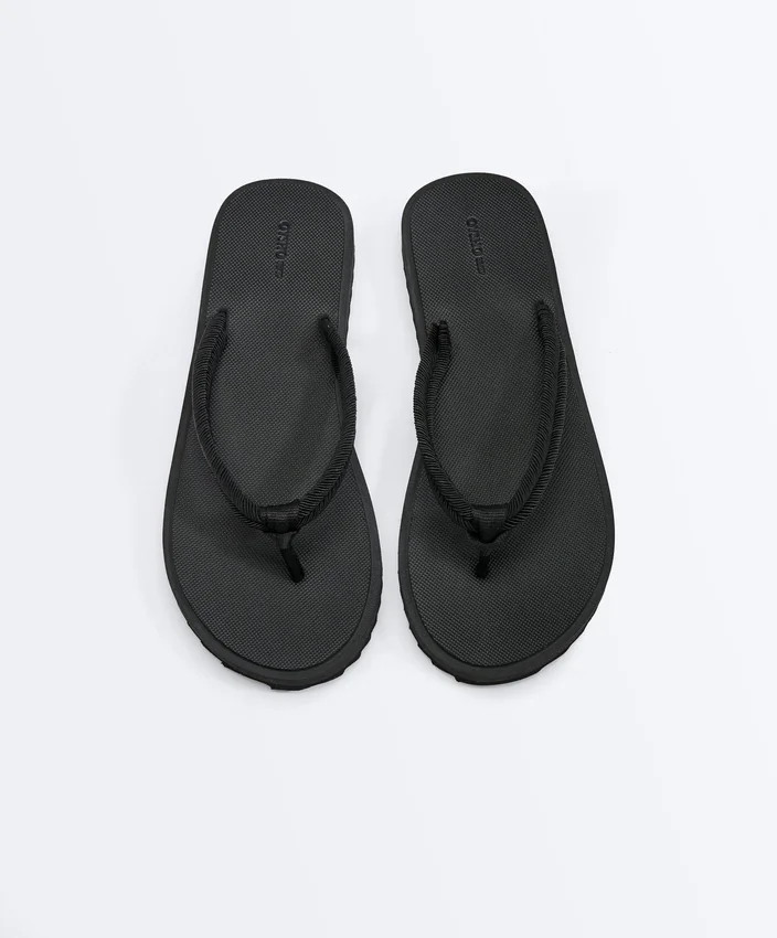 Strandsandalen aus geflochtenem Seil Strandsandalen aus geflochtenem Seil