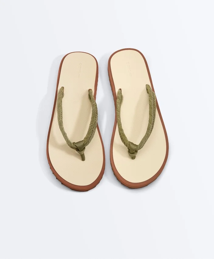 Strandsandalen aus geflochtenem Seil Strandsandalen aus geflochtenem Seil